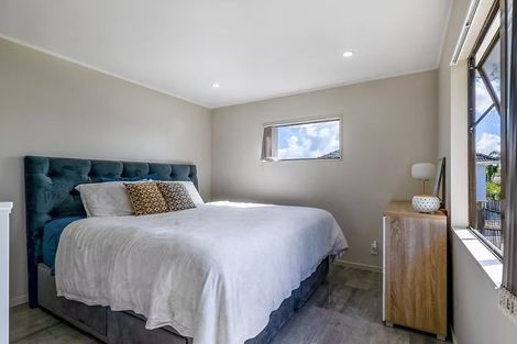 Photo of property in 1/13 Martin Place, Kelston, Auckland, 0602