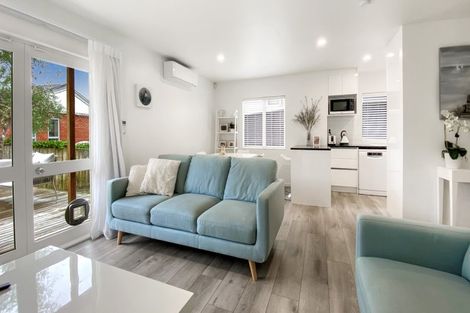 Photo of property in 2/49 Fields Parade, Oteha, Auckland, 0632