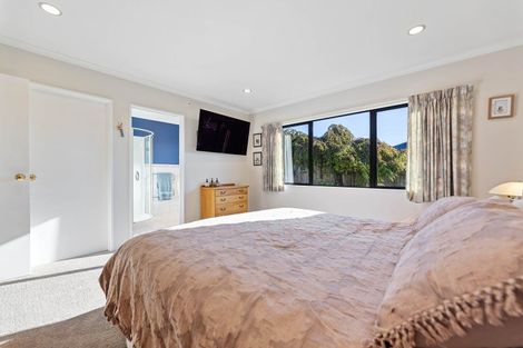 Photo of property in 27 Kinder Street, Acacia Bay, Taupo, 3330
