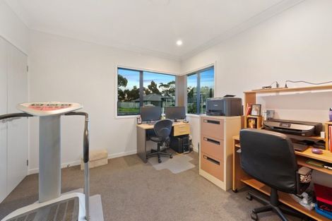 Photo of property in 32 Parkhaven Drive, Rosehill, Papakura, 2113