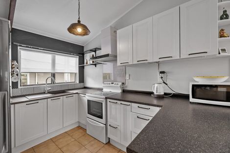 Photo of property in 2/180 Henderson Valley Road, Henderson, Auckland, 0612