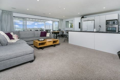 Photo of property in 2/5 Jumento Place, Unsworth Heights, Auckland, 0632