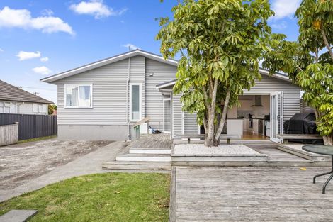 Photo of property in 18 Farnborough Crescent, Mangere, Auckland, 2022