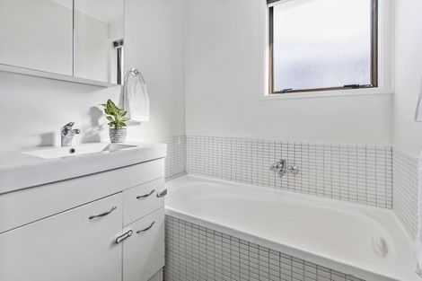 Photo of property in 15 Chislehurst Street, Henderson, Auckland, 0612