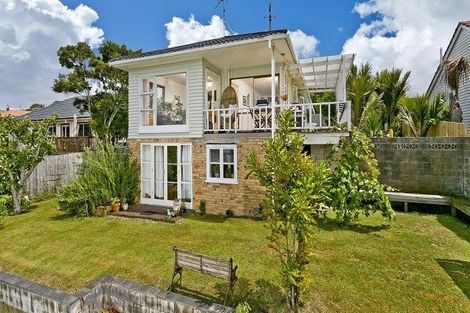 Photo of property in 255 Glenfield Road, Hillcrest, Auckland, 0627