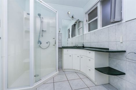 Photo of property in 70 Chivalry Road, Glenfield, Auckland, 0629