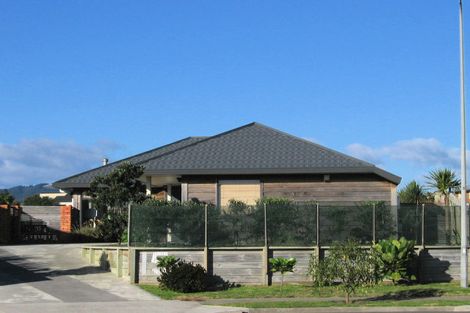 Photo of property in 15 Te Ropata Place, Waikanae Beach, Waikanae, 5036