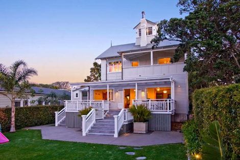 Photo of property in 17 Second Avenue, Stanley Point, Auckland, 0624