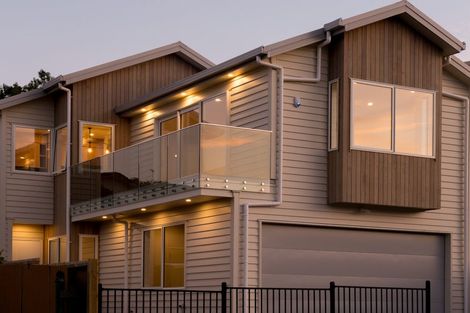 Photo of property in 1c Taupiko Place, Green Bay, Auckland, 0604