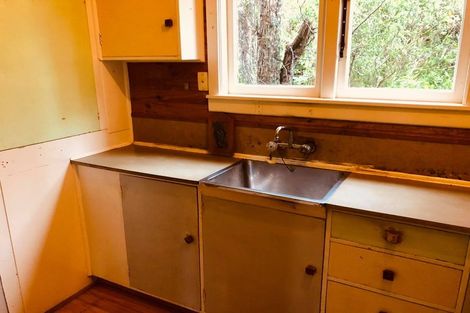 Photo of property in 10 Taungata Road, York Bay, Lower Hutt, 5013