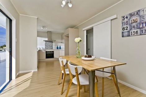 Photo of property in 1/23 Target Road, Totara Vale, Auckland, 0629