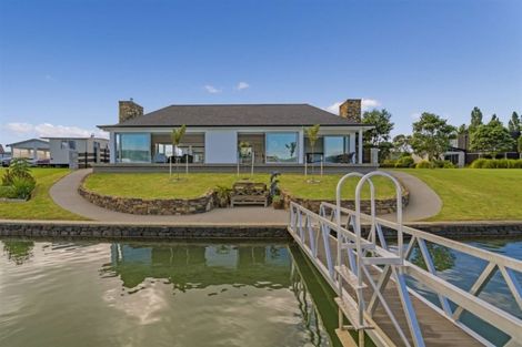 Photo of property in 15 Waitotara Way, Whitianga, 3510
