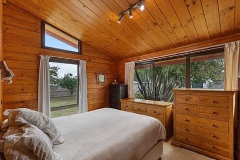 Photo of property in 6 Suzanne Grove, Kelvin Grove, Palmerston North, 4414