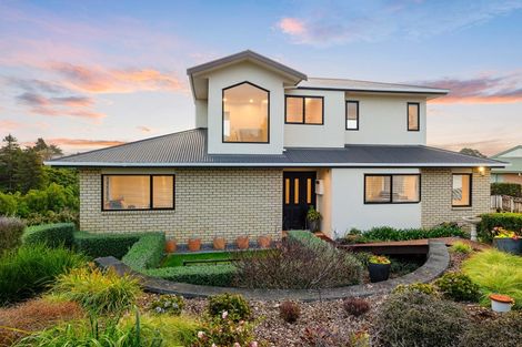 Photo of property in 10 Larsen Place, Merrilands, New Plymouth, 4312