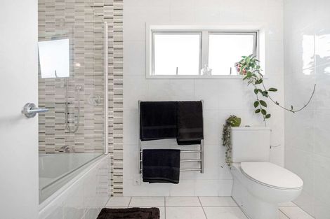 Photo of property in 2/1 Woodside Road, Massey, Auckland, 0614