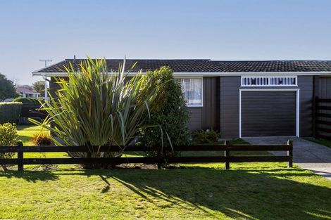 Photo of property in 11 Besley Place, Acacia Bay, Taupo, 3330