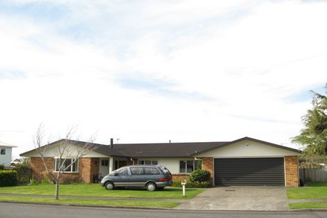 Photo of property in 19 Kinross Drive, Merrilands, New Plymouth, 4312