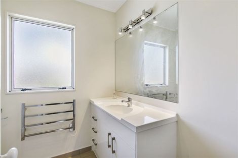 Photo of property in 2/20 Penruddocke Road, Half Moon Bay, Auckland, 2012