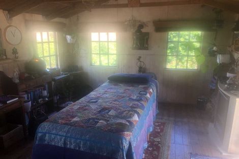 Photo of property in 2 Te Ara Karoiroa Road, Hurford, New Plymouth, 4374