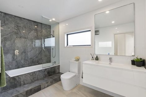 Photo of property in 24 Tiri Road, Milford, Auckland, 0620