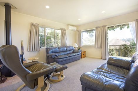 Photo of property in 2/30 Sunset Road, Unsworth Heights, Auckland, 0632