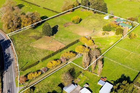Photo of property in 44 Rawhitiroa Road, Eltham, 4322