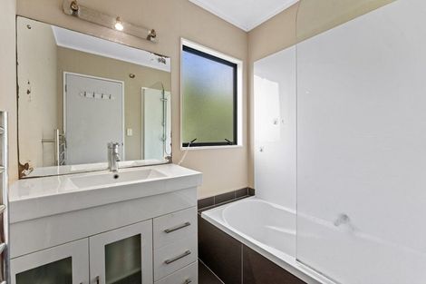 Photo of property in 2/12 Helicon Place, Totara Vale, Auckland, 0629