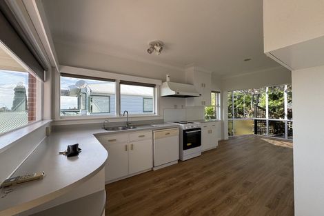 Photo of property in 314 East Coast Road, Forrest Hill, Auckland, 0620