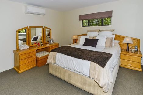 Photo of property in 6 Rising Parade, Fairview Heights, Auckland, 0632