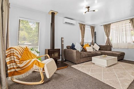 Photo of property in 8 Angeline Place, Massey, Auckland, 0614