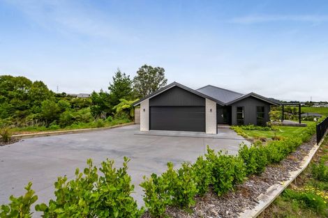 Photo of property in 8 Ponga Place, Highlands Park, New Plymouth, 4312