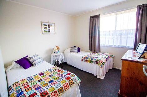 Photo of property in 2 Hughan Place, Carterton, 5713