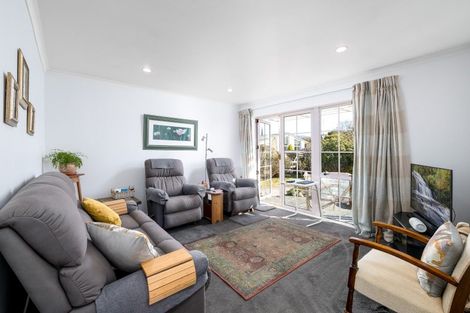 Photo of property in 17 Churchill Place, Waimate, 7924
