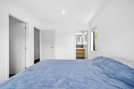 Photo of property in 18 Lyndfield Lane, Newlands, Wellington, 6037