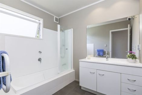 Photo of property in 1/54 Knights Road, Rothesay Bay, Auckland, 0630