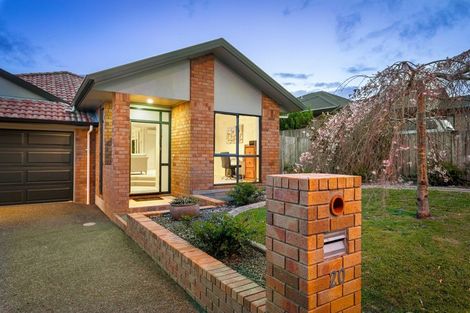 Photo of property in 20 Rising Parade, Fairview Heights, Auckland, 0632