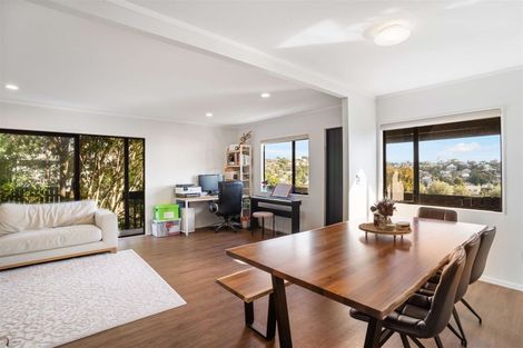 Photo of property in 2/10 Helicon Place, Totara Vale, Auckland, 0629