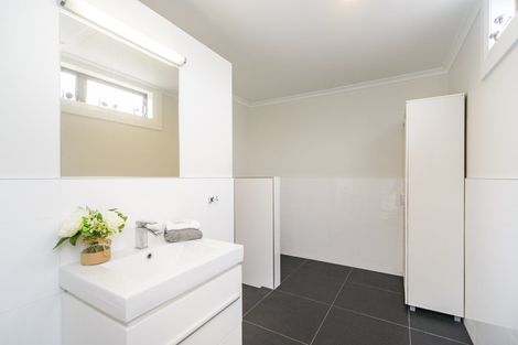 Photo of property in 11 Shamrock Street, Takaro, Palmerston North, 4412