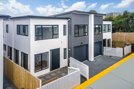 Photo of property in 43d Mirrabooka Avenue, Botany Downs, Auckland, 2010