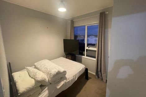 Photo of property in 16 Evesham Place, Newlands, Wellington, 6037