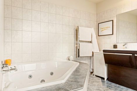 Photo of property in 14 Monkton Close, Greenhithe, Auckland, 0632