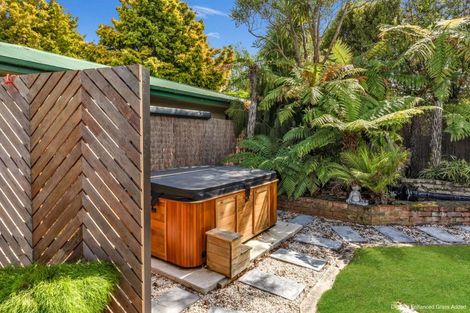 Photo of property in 33 Winston Avenue, Hokowhitu, Palmerston North, 4410