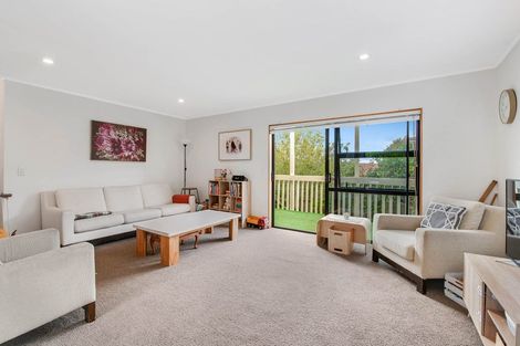 Photo of property in 2/2 Carl Place, Unsworth Heights, Auckland, 0632