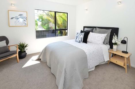 Photo of property in 2/26 Sandown Road, Rothesay Bay, Auckland, 0630