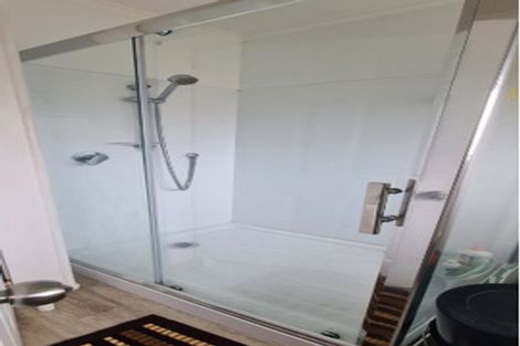 Photo of property in 2/124 Te Atatu Road, Te Atatu South, Auckland, 0610