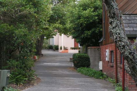 Photo of property in 2/4 Hauraki Road, Hauraki, Auckland, 0622