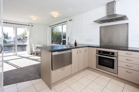 Photo of property in 2/811a Te Atatu Road, Te Atatu Peninsula, Auckland, 0610