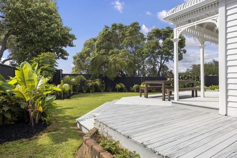 Photo of property in 329 Mangorei Road, Merrilands, New Plymouth, 4312