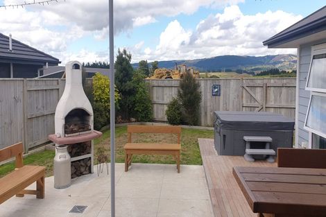 Photo of property in 118 Johnstone Drive, Fitzherbert, Palmerston North, 4410