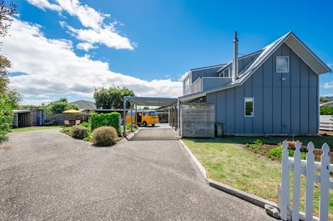 Photo of property in 14 Goldie Place, Waikanae Beach, Waikanae, 5036